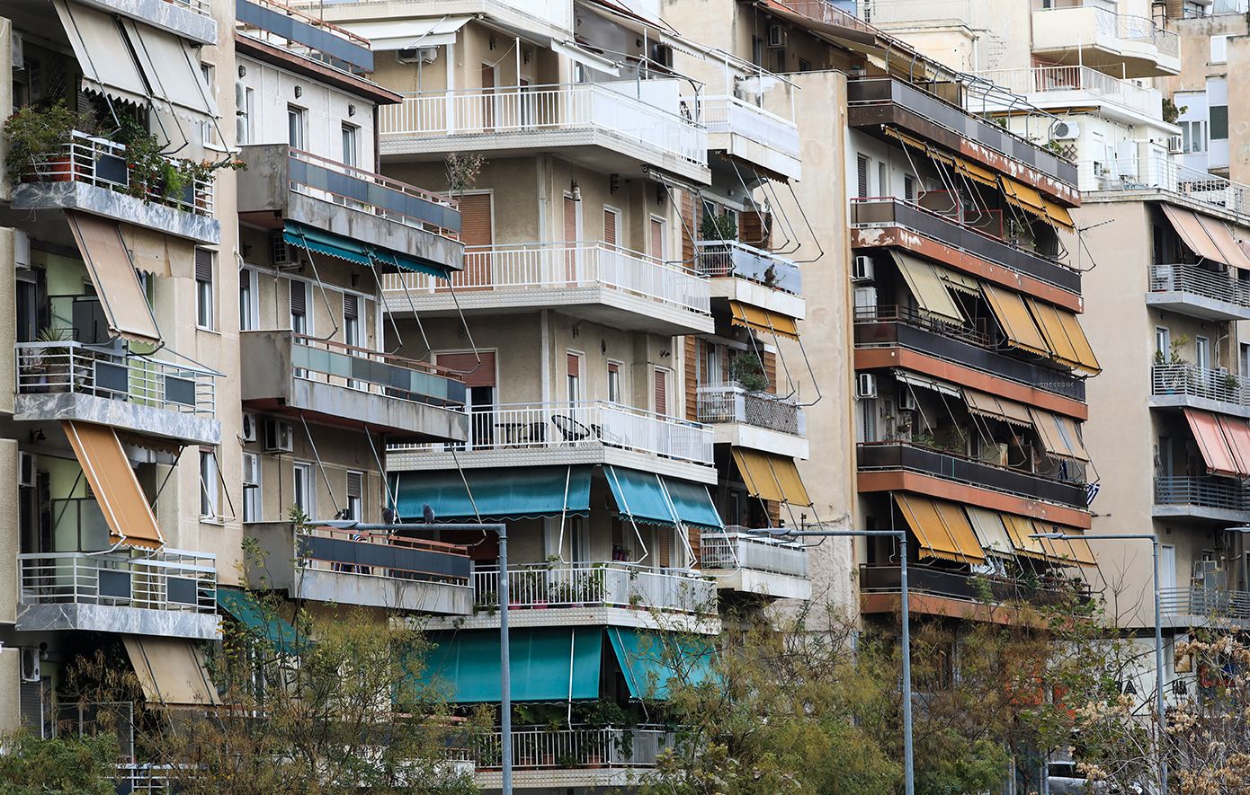 Πανοραμική άποψη της Θεσσαλονίκης με πολυκατοικίες και αστικό τοπίο