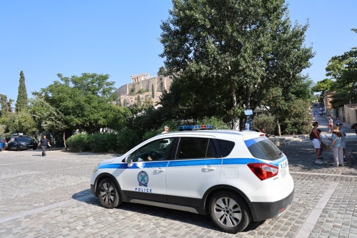 Αστυνομικές δυνάμεις στην είσοδο της Ακρόπολης μετά από επίθεση με μαχαίρι