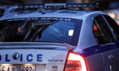 Αστυνομικό όχημα έξω από πολυκατοικία στο Παγκράτι όπου εντοπίστηκε σορός άνδρα.