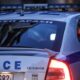 Αστυνομικό όχημα έξω από πολυκατοικία στο Παγκράτι όπου εντοπίστηκε σορός άνδρα.