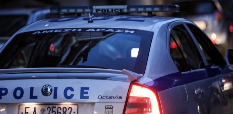 Αστυνομικό όχημα έξω από πολυκατοικία στο Παγκράτι όπου εντοπίστηκε σορός άνδρα.