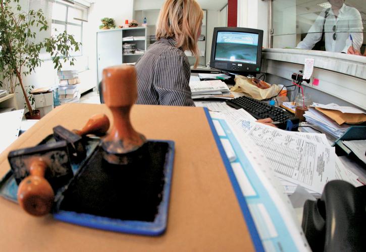 Ασφαλισμένος ενημερώνεται για τις προϋποθέσεις πρόωρης συνταξιοδότησης