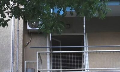 Περιπολικό της ΕΛ.ΑΣ. έξω από πολυκατοικία στο Παγκράτι όπου εντοπίστηκε νεκρός 62χρονος άνδρας.