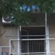 Περιπολικό της ΕΛ.ΑΣ. έξω από πολυκατοικία στο Παγκράτι όπου εντοπίστηκε νεκρός 62χρονος άνδρας.