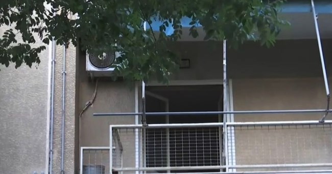 Περιπολικό της ΕΛ.ΑΣ. έξω από πολυκατοικία στο Παγκράτι όπου εντοπίστηκε νεκρός 62χρονος άνδρας.