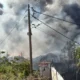 Πυροσβεστικές δυνάμεις επιχειρούν στο φλεγόμενο εργοστάσιο ανακύκλωσης στη Φιλοθέη Θεσσαλονίκης.