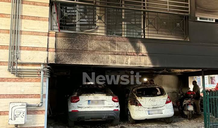 Αστυνομικές δυνάμεις και κλιμάκια της Αντιτρομοκρατικής πραγματοποιούν έρευνες σε σημείο εμπρηστικής επίθεσης στη Θεσσαλονίκη.
