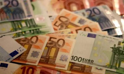 Φοιτητής μπροστά σε υπολογιστή υποβάλλει αίτηση για φοιτητικό στεγαστικό επίδομα