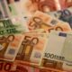 Φοιτητής μπροστά σε υπολογιστή υποβάλλει αίτηση για φοιτητικό στεγαστικό επίδομα