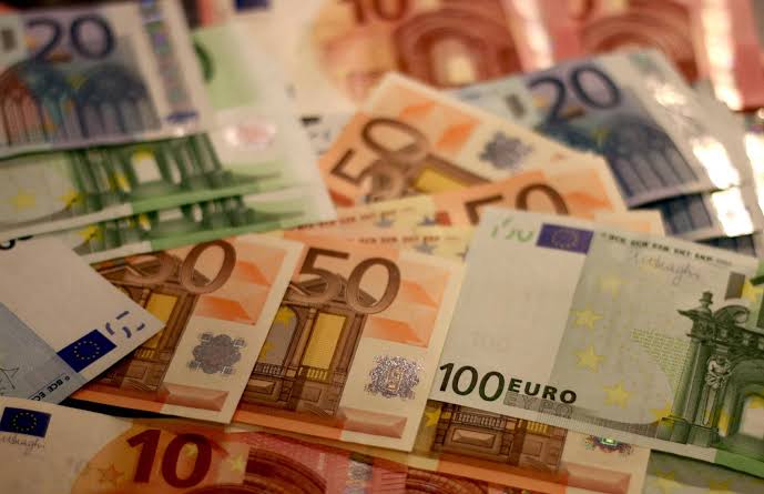 Φοιτητής μπροστά σε υπολογιστή υποβάλλει αίτηση για φοιτητικό στεγαστικό επίδομα