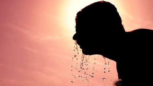 Πολίτες αναζητούν δροσιά κατά τη διάρκεια έντονου καύσωνα στην Ευρώπη