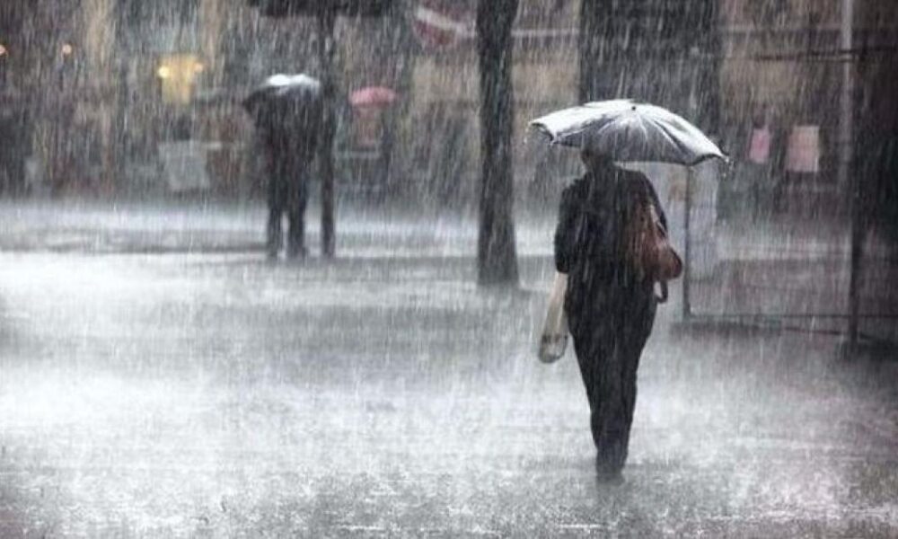 Πορτοκαλί προειδοποίηση για τη Θάσο Σε αυξημένη ετοιμότητα τίθενται οι υπηρεσίες Πολιτικής Προστασίας στην Ανατολική Μακεδονία και Θράκη, μετά την έκδοση έκτακτου δελτίου επικίνδυνων καιρικών φαινομένων από την Εθνική Μετεωρολογική Υπηρεσία. Σύμφωνα με το υπ’ αριθμόν 05/2026 έκτακτο δελτίο της ΕΜΥ, ισχυρές βροχές και καταιγίδες προβλέπεται να επηρεάσουν τη Θάσο και τη Σαμοθράκη από αργά το βράδυ της Παρασκευής 24 Ιουλίου έως τις πρώτες πρωινές ώρες του Σαββάτου 25 Ιουλίου. Για τις δύο νησιωτικές περιοχές έχει εκδοθεί πορτοκαλί προειδοποίηση, λόγω της αναμενόμενης έντασης των φαινομένων. Τα κύρια χαρακτηριστικά της κακοκαιρίας Η κακοκαιρία αναμένεται να επηρεάσει από την Παρασκευή έως και τις προμεσημβρινές ώρες του Σαββάτου μεγάλο μέρος της χώρας. Τα φαινόμενα ενδέχεται να συνοδεύονται από: Ισχυρές βροχές και καταιγίδες. Μεγάλη συχνότητα κεραυνών. Πρόσκαιρα ισχυρούς ανέμους και μπουρίνια. Τοπικές χαλαζοπτώσεις. Η Περιφέρεια Ανατολικής Μακεδονίας και Θράκης καλεί τους πολίτες να παρακολουθούν τις επίσημες ανακοινώσεις και να αποφεύγουν τις άσκοπες μετακινήσεις κατά την κορύφωση των φαινομένων. Προσοχή σε ρέματα και ιρλανδικές διαβάσεις Ιδιαίτερη προσοχή απαιτείται στις ιρλανδικές διαβάσεις και στα σημεία όπου υπάρχει κίνδυνος συσσώρευσης νερού. Οι πολίτες καλούνται να μην επιχειρούν να διασχίσουν ρέματα ή πλημμυρισμένους δρόμους, είτε πεζή είτε με όχημα, ακόμη και αν το ύψος του νερού φαίνεται μικρό. Ο μηχανισμός Πολιτικής Προστασίας της Περιφέρειας ΑΜΘ βρίσκεται σε ετοιμότητα για την αντιμετώπιση πιθανών προβλημάτων. Οδηγίες για όσους βρίσκονται στο σπίτι Κατά τη διάρκεια της καταιγίδας οι πολίτες συνιστάται να: Ασφαλίσουν αντικείμενα σε μπαλκόνια και αυλές που μπορεί να παρασυρθούν από τον άνεμο. Κλείσουν και να ασφαλίσουν πόρτες και παράθυρα. Ελέγξουν τη στερέωση διαφημιστικών πινακίδων ή άλλων εξωτερικών κατασκευών. Αποφεύγουν την επαφή με σωληνώσεις ύδρευσης, καθώς μπορούν να λειτουργήσουν ως αγωγοί του ηλεκτρισμού. Τι πρέπει να κάνουν οι οδηγοί Όσοι βρίσκονται στον δρόμο κατά την εκδήλωση των φαινομένων πρέπει να μειώσουν ταχύτητα και να αποφεύγουν πλημμυρισμένα τμήματα του οδικού δικτύου. Σε περίπτωση έντονης καταιγίδας συνιστάται: Η ακινητοποίηση του οχήματος σε ασφαλές σημείο, μακριά από δέντρα και πινακίδες. Η παραμονή μέσα στο αυτοκίνητο με αναμμένα τα προειδοποιητικά φώτα. Το κλείσιμο των παραθύρων. Η αποφυγή επαφής με μεταλλικά αντικείμενα στο εσωτερικό του οχήματος. Μέτρα προστασίας σε εξωτερικούς χώρους Όσοι βρίσκονται σε ανοιχτό χώρο θα πρέπει να αναζητήσουν άμεσα καταφύγιο σε κτίριο ή όχημα. Παράλληλα, πρέπει να αποφεύγουν: Τα ψηλά και μεμονωμένα δέντρα. Τους πυλώνες ηλεκτρικού ρεύματος και τις τηλεφωνικές γραμμές. Τους μεταλλικούς φράκτες και τα μεταλλικά αντικείμενα. Τα ποτάμια, τις λίμνες και τις παραθαλάσσιες περιοχές. Τα χαμηλά σημεία στα οποία μπορεί να συγκεντρωθεί νερό. Όσοι βρίσκονται στη θάλασσα πρέπει να βγουν αμέσως στην ακτή μόλις αντιληφθούν κεραυνούς ή έντονη επιδείνωση του καιρού. Προστασία από χαλάζι και θυελλώδεις ανέμους Κατά τη διάρκεια χαλαζόπτωσης, οι πολίτες πρέπει να παραμένουν σε προστατευμένο χώρο μέχρι να βεβαιωθούν ότι το φαινόμενο έχει περάσει. Πριν από την εκδήλωση θυελλωδών ανέμων συνιστάται να ασφαλίζονται αντικείμενα που μπορεί να αποκολληθούν, ενώ πρέπει να αποφεύγεται η διέλευση κάτω από μεγάλα δέντρα, μπαλκόνια και αναρτημένες πινακίδες. Η Πολιτική Προστασία υπενθυμίζει ότι η έγκαιρη λήψη απλών μέτρων μπορεί να περιορίσει σημαντικά τον κίνδυνο τραυματισμών και ζημιών.