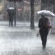 Πορτοκαλί προειδοποίηση για τη Θάσο Σε αυξημένη ετοιμότητα τίθενται οι υπηρεσίες Πολιτικής Προστασίας στην Ανατολική Μακεδονία και Θράκη, μετά την έκδοση έκτακτου δελτίου επικίνδυνων καιρικών φαινομένων από την Εθνική Μετεωρολογική Υπηρεσία. Σύμφωνα με το υπ’ αριθμόν 05/2026 έκτακτο δελτίο της ΕΜΥ, ισχυρές βροχές και καταιγίδες προβλέπεται να επηρεάσουν τη Θάσο και τη Σαμοθράκη από αργά το βράδυ της Παρασκευής 24 Ιουλίου έως τις πρώτες πρωινές ώρες του Σαββάτου 25 Ιουλίου. Για τις δύο νησιωτικές περιοχές έχει εκδοθεί πορτοκαλί προειδοποίηση, λόγω της αναμενόμενης έντασης των φαινομένων. Τα κύρια χαρακτηριστικά της κακοκαιρίας Η κακοκαιρία αναμένεται να επηρεάσει από την Παρασκευή έως και τις προμεσημβρινές ώρες του Σαββάτου μεγάλο μέρος της χώρας. Τα φαινόμενα ενδέχεται να συνοδεύονται από: Ισχυρές βροχές και καταιγίδες. Μεγάλη συχνότητα κεραυνών. Πρόσκαιρα ισχυρούς ανέμους και μπουρίνια. Τοπικές χαλαζοπτώσεις. Η Περιφέρεια Ανατολικής Μακεδονίας και Θράκης καλεί τους πολίτες να παρακολουθούν τις επίσημες ανακοινώσεις και να αποφεύγουν τις άσκοπες μετακινήσεις κατά την κορύφωση των φαινομένων. Προσοχή σε ρέματα και ιρλανδικές διαβάσεις Ιδιαίτερη προσοχή απαιτείται στις ιρλανδικές διαβάσεις και στα σημεία όπου υπάρχει κίνδυνος συσσώρευσης νερού. Οι πολίτες καλούνται να μην επιχειρούν να διασχίσουν ρέματα ή πλημμυρισμένους δρόμους, είτε πεζή είτε με όχημα, ακόμη και αν το ύψος του νερού φαίνεται μικρό. Ο μηχανισμός Πολιτικής Προστασίας της Περιφέρειας ΑΜΘ βρίσκεται σε ετοιμότητα για την αντιμετώπιση πιθανών προβλημάτων. Οδηγίες για όσους βρίσκονται στο σπίτι Κατά τη διάρκεια της καταιγίδας οι πολίτες συνιστάται να: Ασφαλίσουν αντικείμενα σε μπαλκόνια και αυλές που μπορεί να παρασυρθούν από τον άνεμο. Κλείσουν και να ασφαλίσουν πόρτες και παράθυρα. Ελέγξουν τη στερέωση διαφημιστικών πινακίδων ή άλλων εξωτερικών κατασκευών. Αποφεύγουν την επαφή με σωληνώσεις ύδρευσης, καθώς μπορούν να λειτουργήσουν ως αγωγοί του ηλεκτρισμού. Τι πρέπει να κάνουν οι οδηγοί Όσοι βρίσκονται στον δρόμο κατά την εκδήλωση των φαινομένων πρέπει να μειώσουν ταχύτητα και να αποφεύγουν πλημμυρισμένα τμήματα του οδικού δικτύου. Σε περίπτωση έντονης καταιγίδας συνιστάται: Η ακινητοποίηση του οχήματος σε ασφαλές σημείο, μακριά από δέντρα και πινακίδες. Η παραμονή μέσα στο αυτοκίνητο με αναμμένα τα προειδοποιητικά φώτα. Το κλείσιμο των παραθύρων. Η αποφυγή επαφής με μεταλλικά αντικείμενα στο εσωτερικό του οχήματος. Μέτρα προστασίας σε εξωτερικούς χώρους Όσοι βρίσκονται σε ανοιχτό χώρο θα πρέπει να αναζητήσουν άμεσα καταφύγιο σε κτίριο ή όχημα. Παράλληλα, πρέπει να αποφεύγουν: Τα ψηλά και μεμονωμένα δέντρα. Τους πυλώνες ηλεκτρικού ρεύματος και τις τηλεφωνικές γραμμές. Τους μεταλλικούς φράκτες και τα μεταλλικά αντικείμενα. Τα ποτάμια, τις λίμνες και τις παραθαλάσσιες περιοχές. Τα χαμηλά σημεία στα οποία μπορεί να συγκεντρωθεί νερό. Όσοι βρίσκονται στη θάλασσα πρέπει να βγουν αμέσως στην ακτή μόλις αντιληφθούν κεραυνούς ή έντονη επιδείνωση του καιρού. Προστασία από χαλάζι και θυελλώδεις ανέμους Κατά τη διάρκεια χαλαζόπτωσης, οι πολίτες πρέπει να παραμένουν σε προστατευμένο χώρο μέχρι να βεβαιωθούν ότι το φαινόμενο έχει περάσει. Πριν από την εκδήλωση θυελλωδών ανέμων συνιστάται να ασφαλίζονται αντικείμενα που μπορεί να αποκολληθούν, ενώ πρέπει να αποφεύγεται η διέλευση κάτω από μεγάλα δέντρα, μπαλκόνια και αναρτημένες πινακίδες. Η Πολιτική Προστασία υπενθυμίζει ότι η έγκαιρη λήψη απλών μέτρων μπορεί να περιορίσει σημαντικά τον κίνδυνο τραυματισμών και ζημιών.