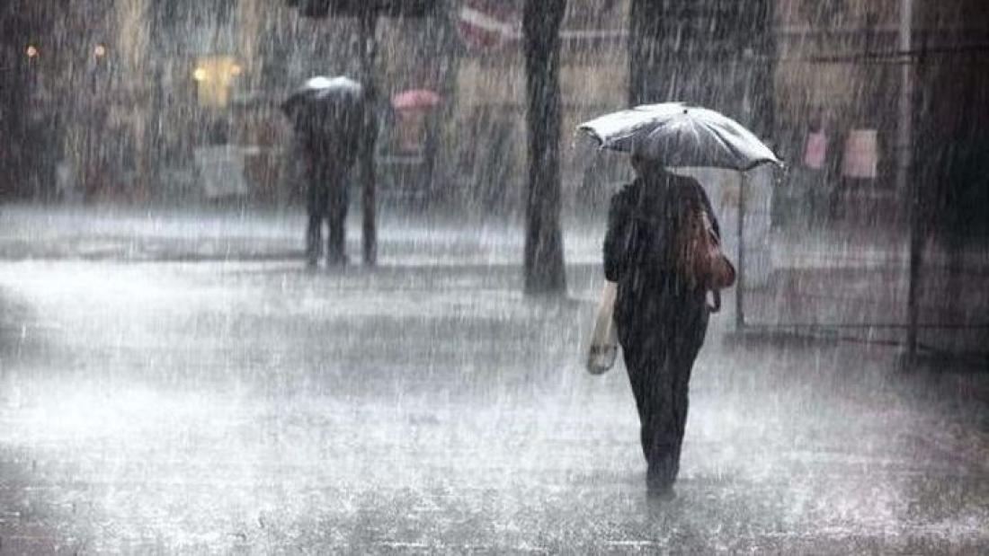 Πορτοκαλί προειδοποίηση για τη Θάσο Σε αυξημένη ετοιμότητα τίθενται οι υπηρεσίες Πολιτικής Προστασίας στην Ανατολική Μακεδονία και Θράκη, μετά την έκδοση έκτακτου δελτίου επικίνδυνων καιρικών φαινομένων από την Εθνική Μετεωρολογική Υπηρεσία. Σύμφωνα με το υπ’ αριθμόν 05/2026 έκτακτο δελτίο της ΕΜΥ, ισχυρές βροχές και καταιγίδες προβλέπεται να επηρεάσουν τη Θάσο και τη Σαμοθράκη από αργά το βράδυ της Παρασκευής 24 Ιουλίου έως τις πρώτες πρωινές ώρες του Σαββάτου 25 Ιουλίου. Για τις δύο νησιωτικές περιοχές έχει εκδοθεί πορτοκαλί προειδοποίηση, λόγω της αναμενόμενης έντασης των φαινομένων. Τα κύρια χαρακτηριστικά της κακοκαιρίας Η κακοκαιρία αναμένεται να επηρεάσει από την Παρασκευή έως και τις προμεσημβρινές ώρες του Σαββάτου μεγάλο μέρος της χώρας. Τα φαινόμενα ενδέχεται να συνοδεύονται από: Ισχυρές βροχές και καταιγίδες. Μεγάλη συχνότητα κεραυνών. Πρόσκαιρα ισχυρούς ανέμους και μπουρίνια. Τοπικές χαλαζοπτώσεις. Η Περιφέρεια Ανατολικής Μακεδονίας και Θράκης καλεί τους πολίτες να παρακολουθούν τις επίσημες ανακοινώσεις και να αποφεύγουν τις άσκοπες μετακινήσεις κατά την κορύφωση των φαινομένων. Προσοχή σε ρέματα και ιρλανδικές διαβάσεις Ιδιαίτερη προσοχή απαιτείται στις ιρλανδικές διαβάσεις και στα σημεία όπου υπάρχει κίνδυνος συσσώρευσης νερού. Οι πολίτες καλούνται να μην επιχειρούν να διασχίσουν ρέματα ή πλημμυρισμένους δρόμους, είτε πεζή είτε με όχημα, ακόμη και αν το ύψος του νερού φαίνεται μικρό. Ο μηχανισμός Πολιτικής Προστασίας της Περιφέρειας ΑΜΘ βρίσκεται σε ετοιμότητα για την αντιμετώπιση πιθανών προβλημάτων. Οδηγίες για όσους βρίσκονται στο σπίτι Κατά τη διάρκεια της καταιγίδας οι πολίτες συνιστάται να: Ασφαλίσουν αντικείμενα σε μπαλκόνια και αυλές που μπορεί να παρασυρθούν από τον άνεμο. Κλείσουν και να ασφαλίσουν πόρτες και παράθυρα. Ελέγξουν τη στερέωση διαφημιστικών πινακίδων ή άλλων εξωτερικών κατασκευών. Αποφεύγουν την επαφή με σωληνώσεις ύδρευσης, καθώς μπορούν να λειτουργήσουν ως αγωγοί του ηλεκτρισμού. Τι πρέπει να κάνουν οι οδηγοί Όσοι βρίσκονται στον δρόμο κατά την εκδήλωση των φαινομένων πρέπει να μειώσουν ταχύτητα και να αποφεύγουν πλημμυρισμένα τμήματα του οδικού δικτύου. Σε περίπτωση έντονης καταιγίδας συνιστάται: Η ακινητοποίηση του οχήματος σε ασφαλές σημείο, μακριά από δέντρα και πινακίδες. Η παραμονή μέσα στο αυτοκίνητο με αναμμένα τα προειδοποιητικά φώτα. Το κλείσιμο των παραθύρων. Η αποφυγή επαφής με μεταλλικά αντικείμενα στο εσωτερικό του οχήματος. Μέτρα προστασίας σε εξωτερικούς χώρους Όσοι βρίσκονται σε ανοιχτό χώρο θα πρέπει να αναζητήσουν άμεσα καταφύγιο σε κτίριο ή όχημα. Παράλληλα, πρέπει να αποφεύγουν: Τα ψηλά και μεμονωμένα δέντρα. Τους πυλώνες ηλεκτρικού ρεύματος και τις τηλεφωνικές γραμμές. Τους μεταλλικούς φράκτες και τα μεταλλικά αντικείμενα. Τα ποτάμια, τις λίμνες και τις παραθαλάσσιες περιοχές. Τα χαμηλά σημεία στα οποία μπορεί να συγκεντρωθεί νερό. Όσοι βρίσκονται στη θάλασσα πρέπει να βγουν αμέσως στην ακτή μόλις αντιληφθούν κεραυνούς ή έντονη επιδείνωση του καιρού. Προστασία από χαλάζι και θυελλώδεις ανέμους Κατά τη διάρκεια χαλαζόπτωσης, οι πολίτες πρέπει να παραμένουν σε προστατευμένο χώρο μέχρι να βεβαιωθούν ότι το φαινόμενο έχει περάσει. Πριν από την εκδήλωση θυελλωδών ανέμων συνιστάται να ασφαλίζονται αντικείμενα που μπορεί να αποκολληθούν, ενώ πρέπει να αποφεύγεται η διέλευση κάτω από μεγάλα δέντρα, μπαλκόνια και αναρτημένες πινακίδες. Η Πολιτική Προστασία υπενθυμίζει ότι η έγκαιρη λήψη απλών μέτρων μπορεί να περιορίσει σημαντικά τον κίνδυνο τραυματισμών και ζημιών.