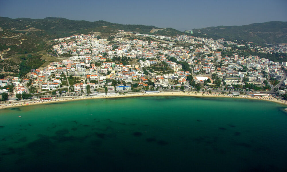 Η παραλία Καλαμίτσας στην Καβάλα με τα καθαρά νερά της.
