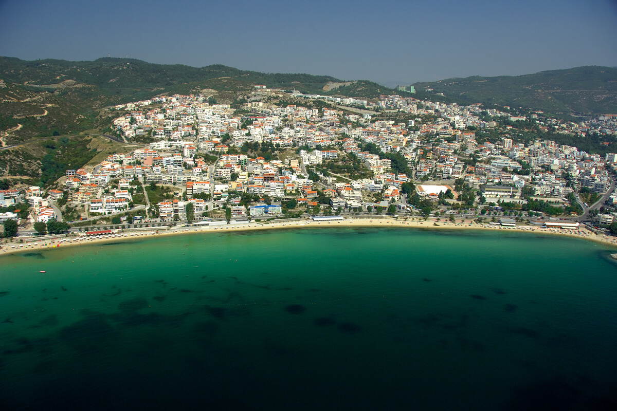 Η παραλία Καλαμίτσας στην Καβάλα με τα καθαρά νερά της.