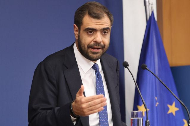 Ο κυβερνητικός εκπρόσωπος Παύλος Μαρινάκης κατά την ενημέρωση των πολιτικών συντακτών