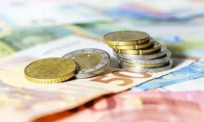 Αγρότης σε καλλιέργεια με φόντο αγροτικές εκτάσεις και ενισχύσεις της ΚΑΠ