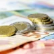 Αγρότης σε καλλιέργεια με φόντο αγροτικές εκτάσεις και ενισχύσεις της ΚΑΠ