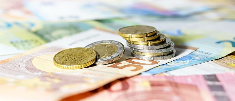 Αγρότης σε καλλιέργεια με φόντο αγροτικές εκτάσεις και ενισχύσεις της ΚΑΠ