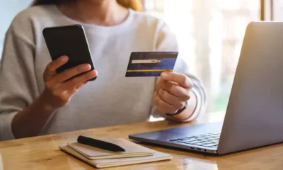 Πολίτης ελέγχει μέσω υπολογιστή τις συγκεντρωμένες οφειλές του προς φορείς του Δημοσίου