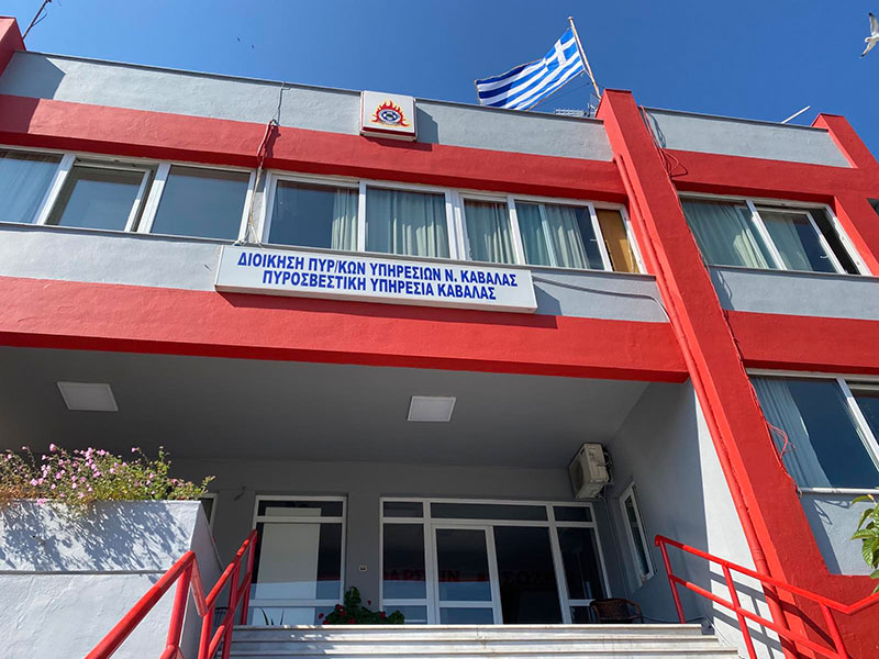 Η Πυροσβεστική Υπηρεσία Καβάλας, η οποία υπενθυμίζει την απαγόρευση χρήσης drone σε περιοχές όπου επιχειρούν εναέρια πυροσβεστικά μέσα.