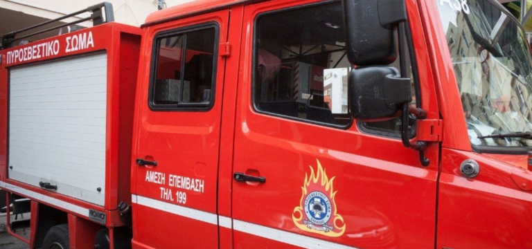 Πυροσβεστικές δυνάμεις στην Εγνατία Οδό κατά τη διαχείριση διαρροής μολύβδου από φορτηγό