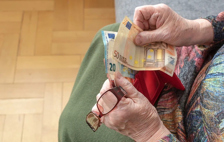 Συνταξιούχοι ενημερώνονται για τις νέες ρυθμίσεις στις συντάξεις χηρείας
