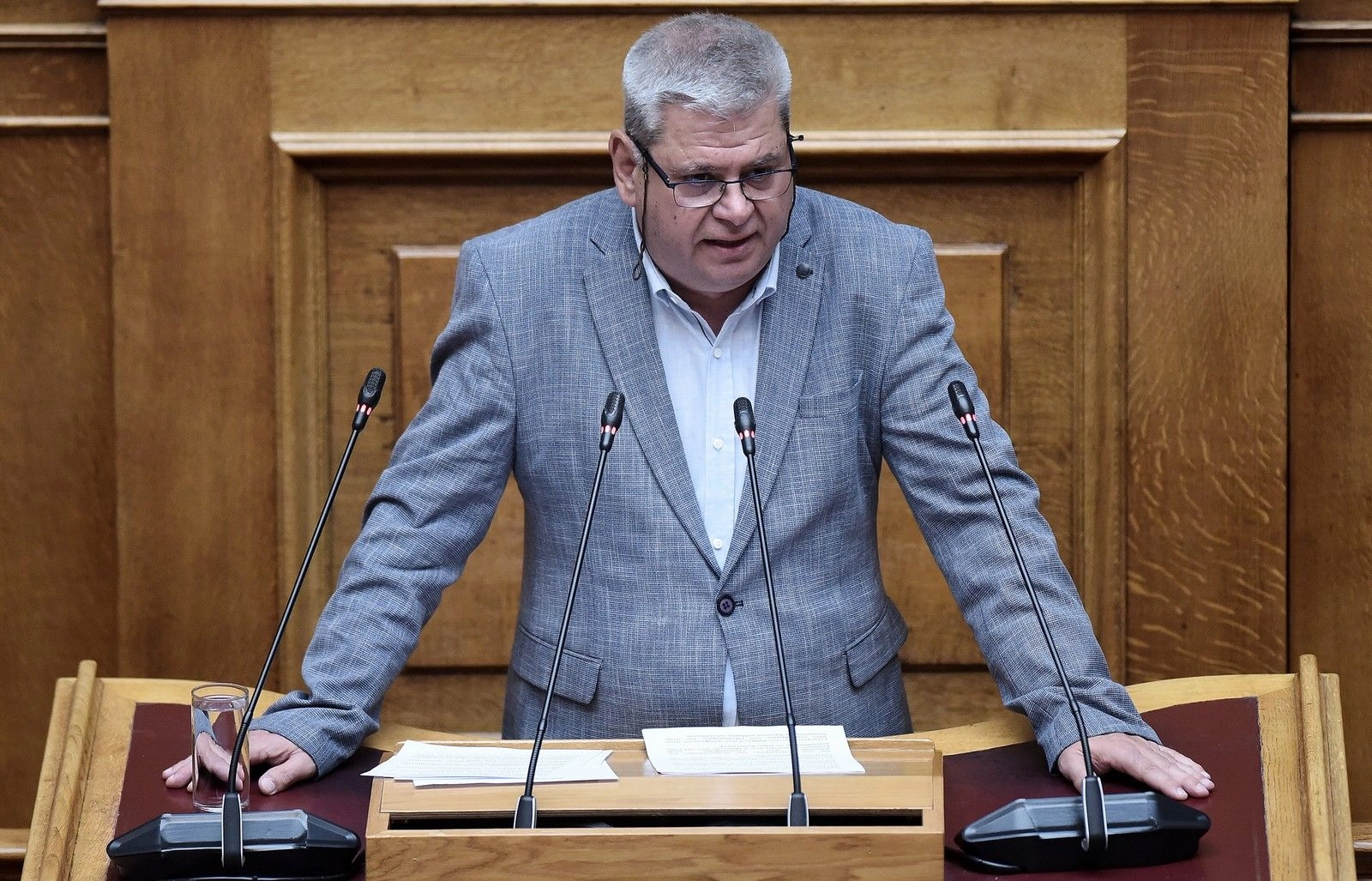 Ο ανεξάρτητος βουλευτής Ξάνθης Χουσεΐν Ζεϊμπέκ κατά τη διάρκεια κοινοβουλευτικής παρέμβασης.